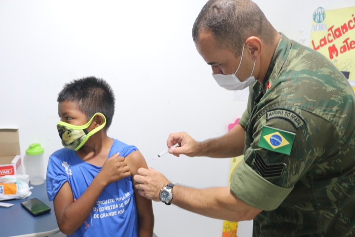 Mais de 600 crianças venezuelanas são vacinadas contra Covid em abrigos em Boa Vista 