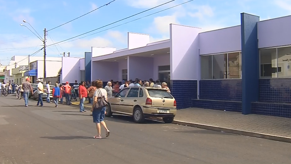 Corpos estão sendo velados no velório de Itatinga (Foto: Reprodução/TV TEM)