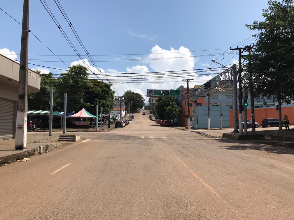 PORTO VELHO - Avenida Rogério Weber vazia, por volta de 12h, desta quinta-feira (26). — Foto: Ana Kézia Gomes/G1