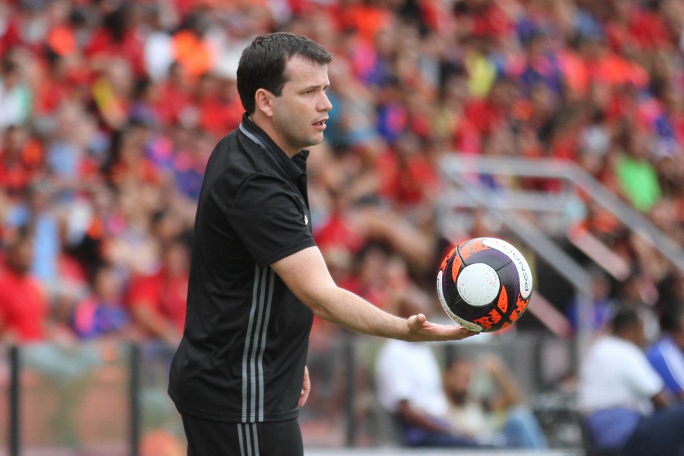 Daniel Paulista terá mais uma chance no comando técnico do Leão (Foto: Aldo Carneiro (Pernambuco Press))