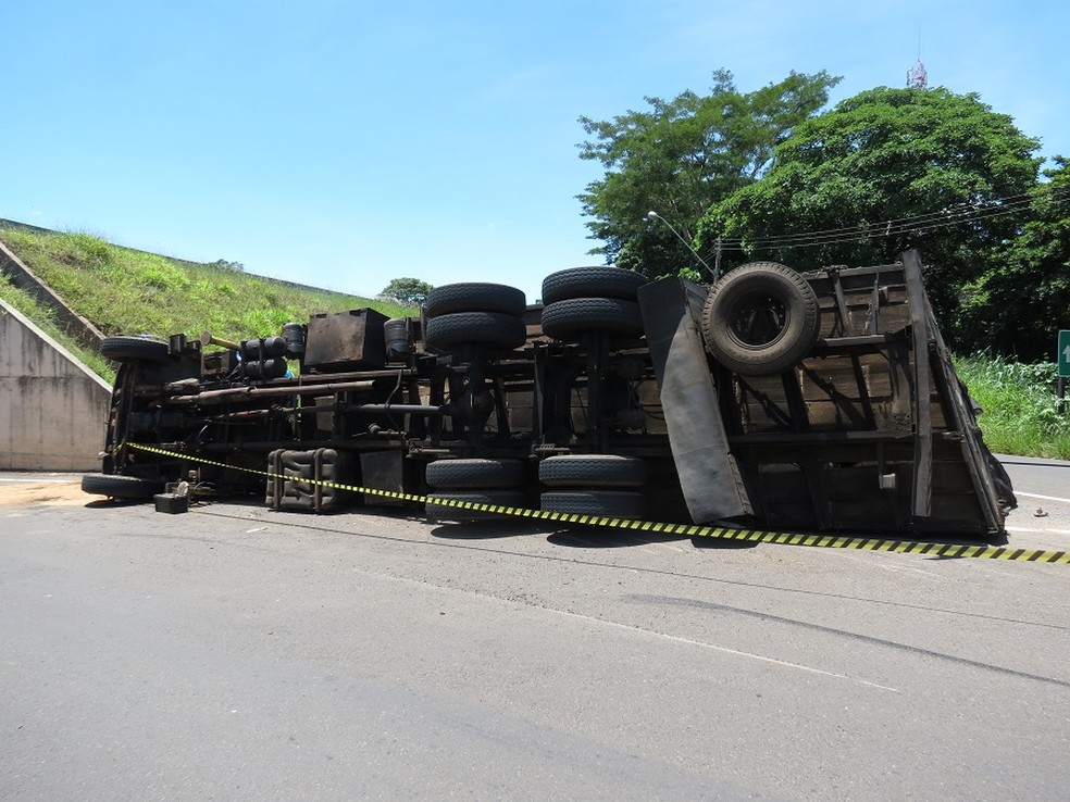 Caminhão carregado com sucata tombou em Dracena (Foto: Jorge Zanoni/Cedida)