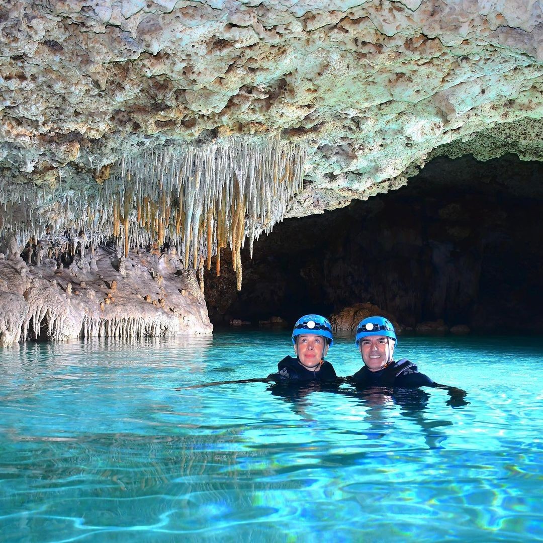 Jarbas Homem de Mello e Claudia Raia visitam caverna (Foto: Reprodução/Instagram)