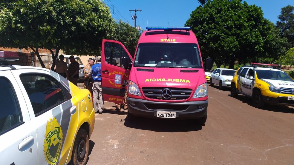 Bombeiros e policiais militares realizaram procedimentos de reanimação no menino, mas criança morreu no local (Foto: Polícia Militar/Divulgação)