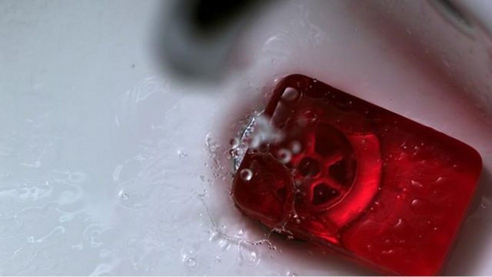 Sissel Tolaas guarda amostras dos cheiros dos ex-namorados e fez até sabonete com as fragâncias — Foto: BBC