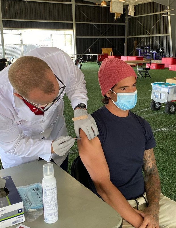 Alexandre Pato toma vacina anti-Covid (Foto: Reprodução/Instagram)