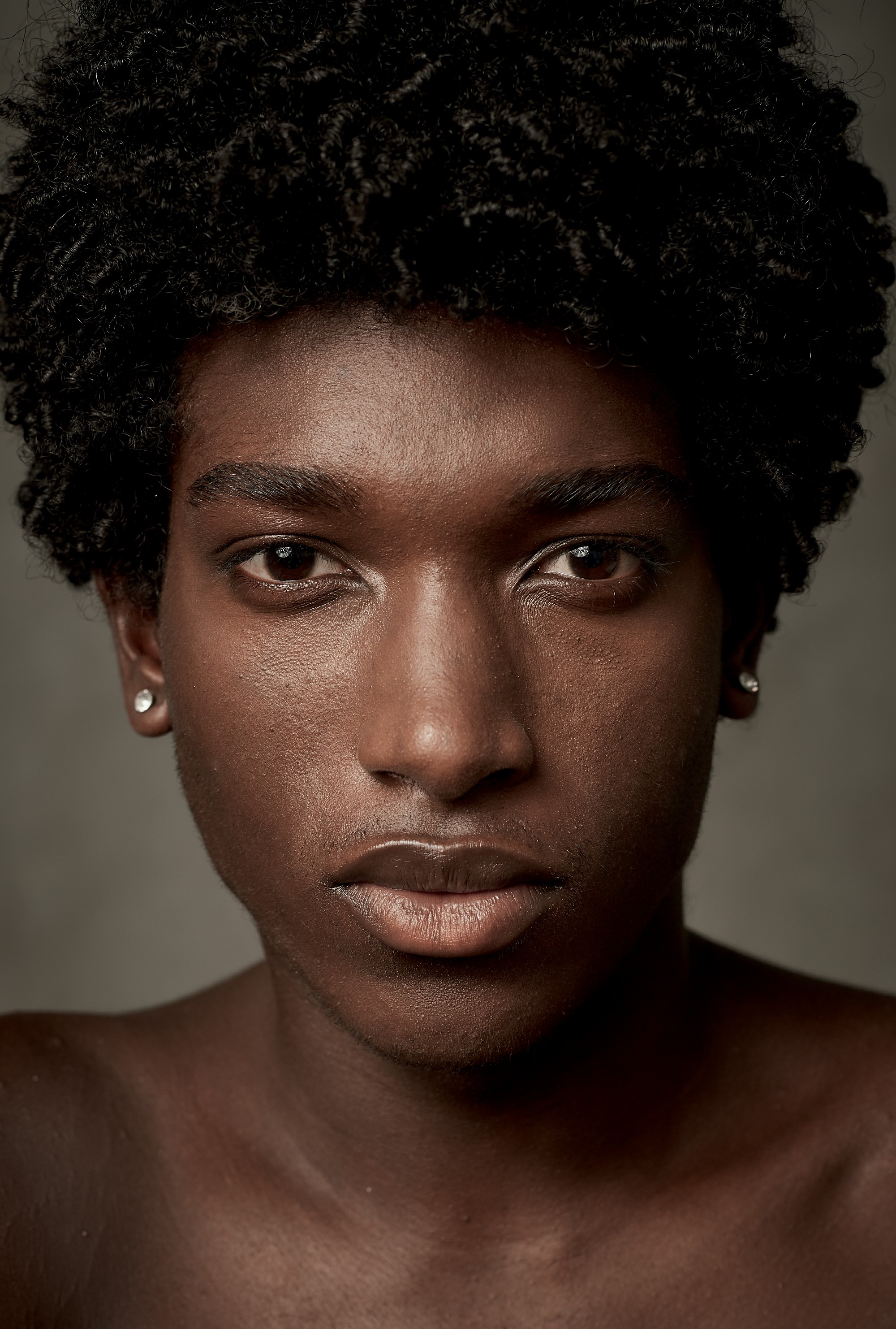 Black power: Símbolos de resistência e beleza, cachos e crespos, como o do modelo Gabriel Pitta, atravessam gerações e criam tendências (Foto: Gustavo Arraes)