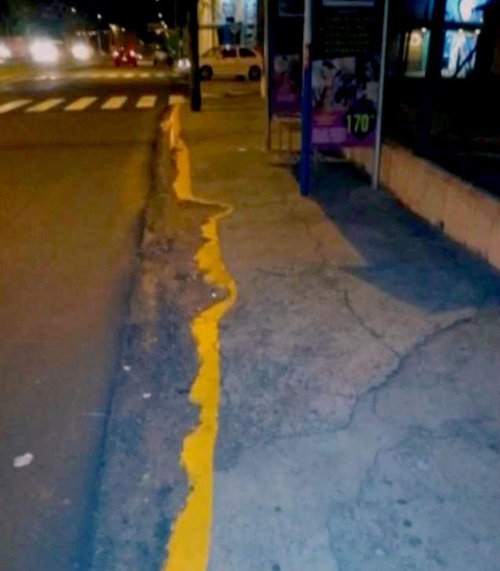 No fim do ano passado, funcionário da prefeitura de Bauru fez pintura semelhante em rua do Núcleo Mary Dota — Foto: TV TEM/Reprodução
