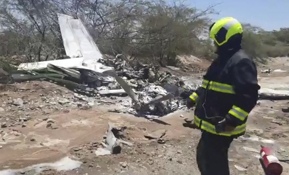Queda de avião deixa mortos nas linhas de Nazca, Peru — Foto: AMERICA TELEVISION / AFP