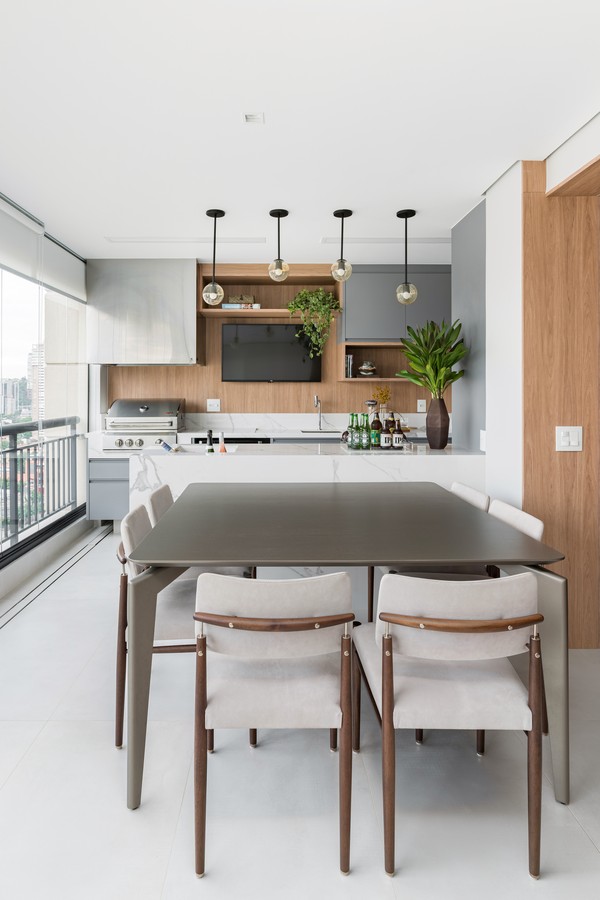Apartamento de 130 m² tem área social integrada com ampla varanda gourmet  (Foto: Kadu Lopes)