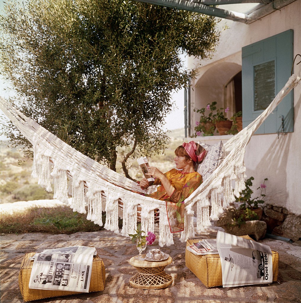 Bettina Graziani relaxes in a hammock on the Costa Smeralda, Sardinia, 1964. (Photo by Slim Aarons/Hulton Archive/Getty Images) (Foto: Getty Images)