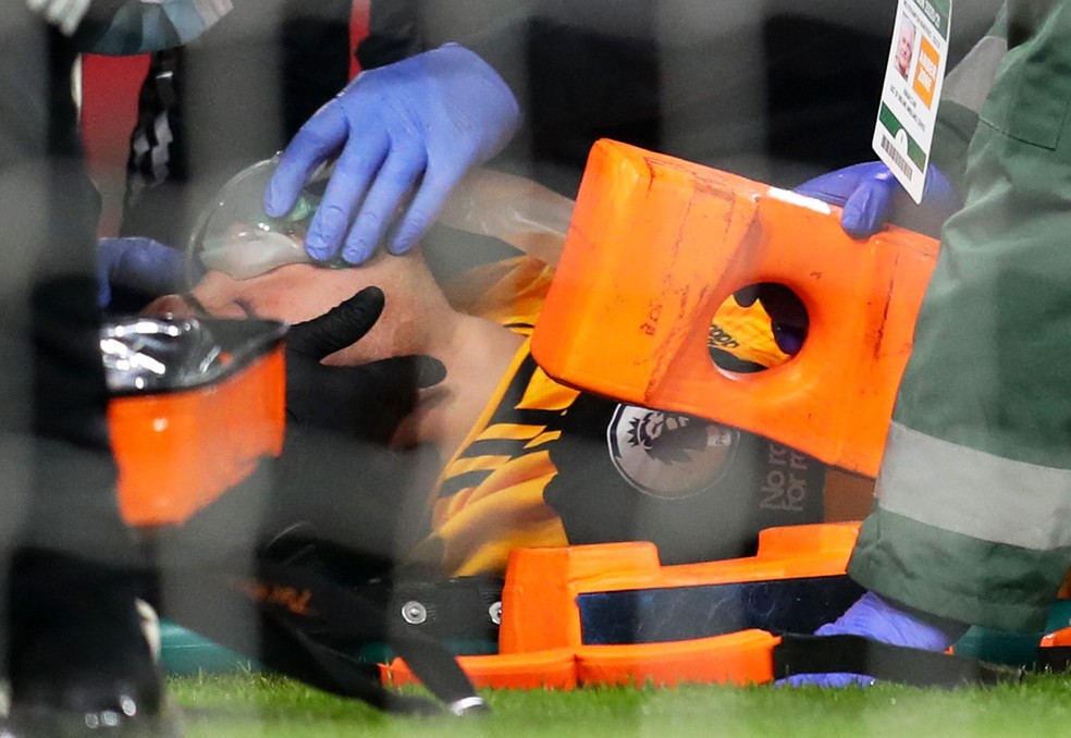 De olhos fechados, Raúl Jiménez recebe oxigênio na maca depois de choque de cabeça em Arsenal x Wolverhampton — Foto: REUTERS/Catherine Ivill