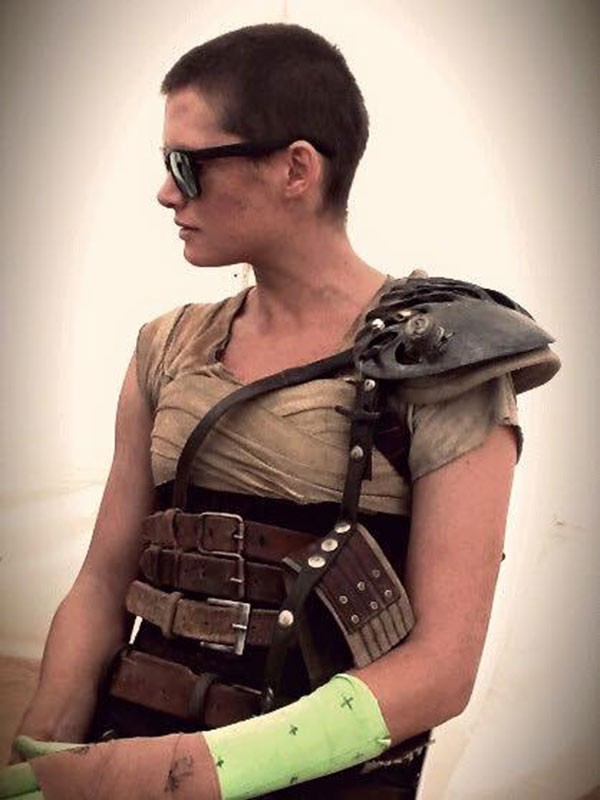 Olivia Jackson como dublê de Charlize Theron em 'Mad Max: Estrada da Fúria' (2015) (Foto: Reprodução Facebook)