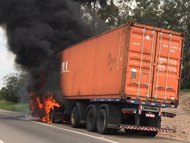 Caminhão estava carregado de madeira, segundo os bombeiros (Foto: Arquivo pessoal/J.Serafim)