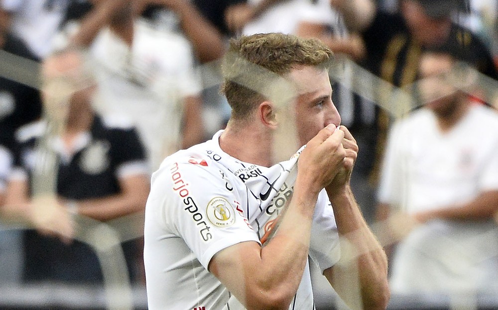 Corinthians faz jogo duro e Genoa desiste da contratação de Carlos Augusto