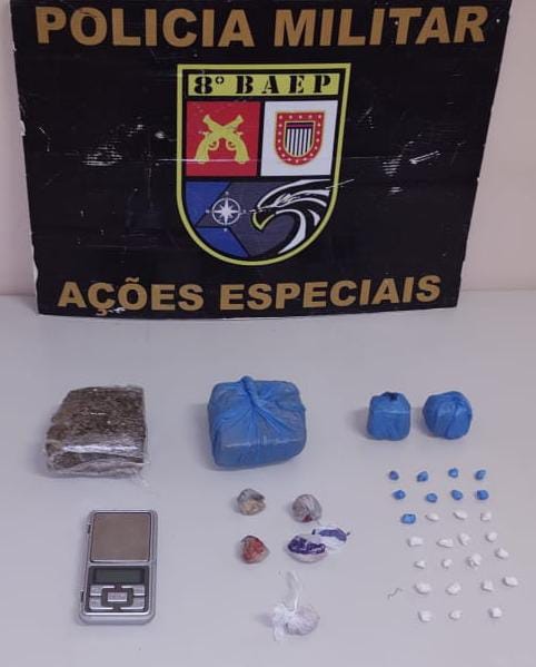 Com apoio do Canil, PM localiza porções de cocaína e maconha e um homem acaba preso por tráfico