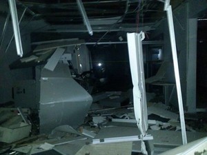 Agência do Banco do Brasil ficou parcialmente destruída após explosão de caixas eletrônicos (Foto: Arquivo Pessoal/Elexsandro Santos)