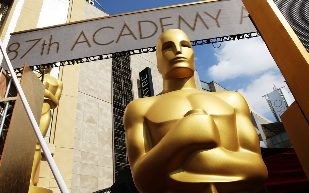 Estátua do Oscar é vista nos preparativos para a premiação — Foto: Matt Sayles /Invision /AP