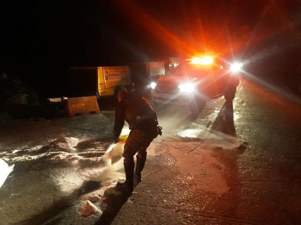 Sal foi jogado sobre a rodovia após congelamento  — Foto: PMRv/Divulgação