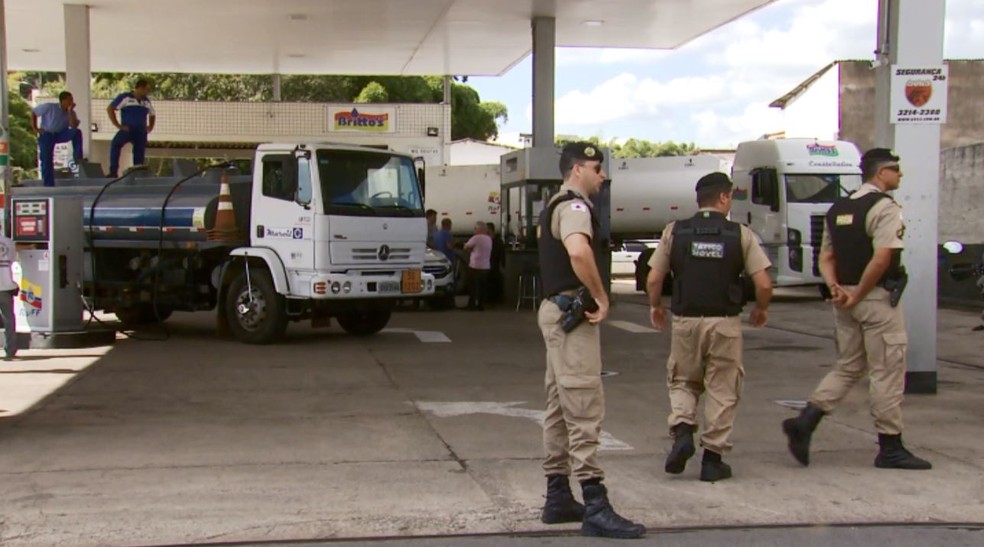 Descarregamento de carga de gasolina foi acompanhado pela Polícia Militar em Varginha (MG) (Foto: Reprodução/EPTV)