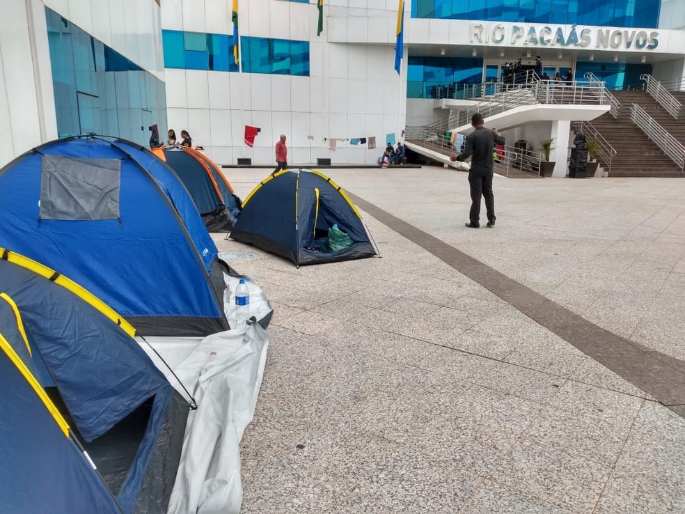 Sem terras montam acampamento em frente ao CPA — Foto: Jheniffer Núbia/G1