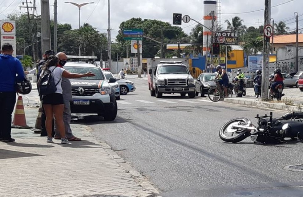 Francisco Yago da Costa Xavier, 21 anos, foi atropelado por um caminhão após perder o equilíbrio da moto e cair na Avenida Silas Munguba, em Fortaleza. — Foto: Leábem Monteiro/ SVM
