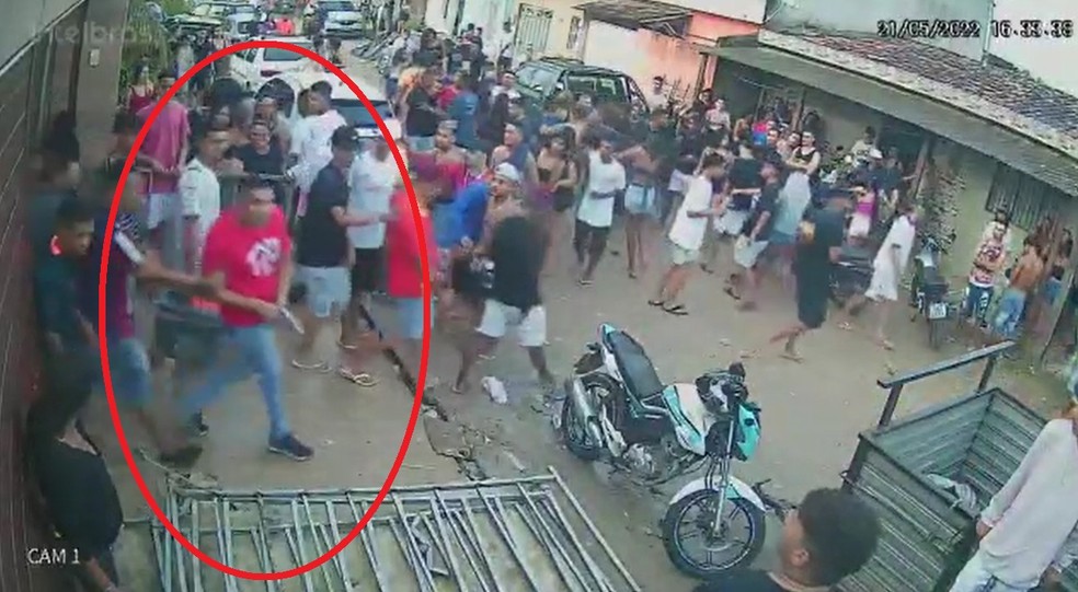 Imagens divulgadas pela polícia mostram segurança de festa na Santa Lúcia, em Maceió, saindo com arma ainda em punho após matar homem durante briga — Foto: Reprodução/Vídeo