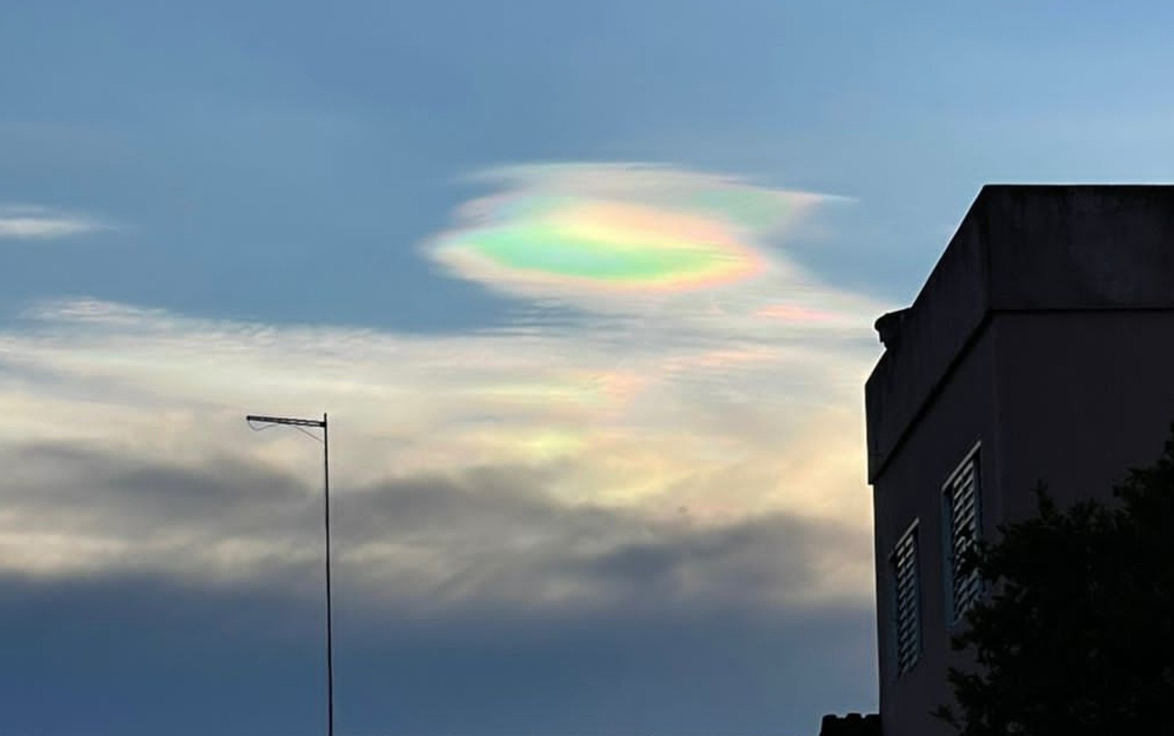 Aposentada fica encantada ao registrar nuvem colorida no céu de Goiandira: 'Nunca vi algo assim'