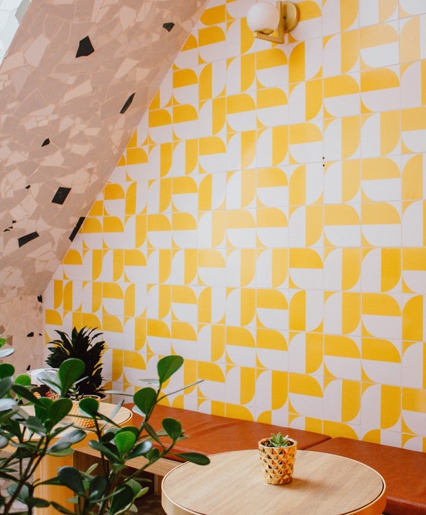 O amarelo aparece novamente na parede com azulejos decorados. O ambiente é perfeito para uma foto (Foto: Gustavo Steffen/Divulgação)
