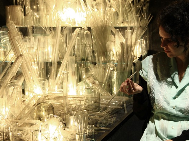 A atriz Liliane Rovaris ao lado das peças de vidro que compõem a instalação "Rumor", criada pelo Coletivo Irmãos Guimarães e que também integra o cenário do espetáculo "nada". (Foto: Ismael Monticelli)