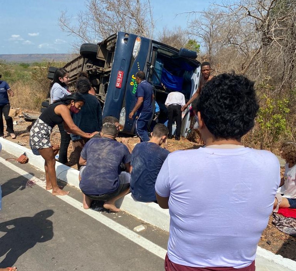 Grave acidente com ônibus de turismo deixa dezenas de feridos na BR-135, no Sul do Piauí  — Foto: Arquivo pessoal