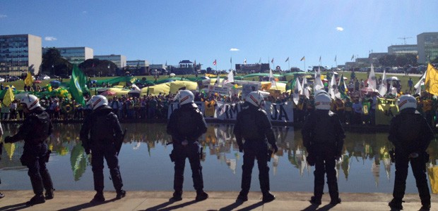 Policiais protegem o Congresso Nacional durante manifestação da Marcha dos Prefeitos (Foto: Fernanda Calgaro/G1)