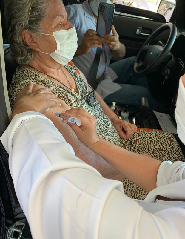 Dona Emma, mãe de Adriane Galisteu, foi vacinada nesta quarta-feira (3) (Foto: Reprodução/Instagram)