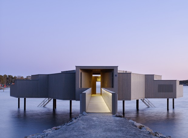Karlshamns Kallbadhus, casa de banho com sauna e acesso ao lago, projetada pelo escritório White Arkitekter na Suécia (Foto: White Arkitekter/Divulgação)