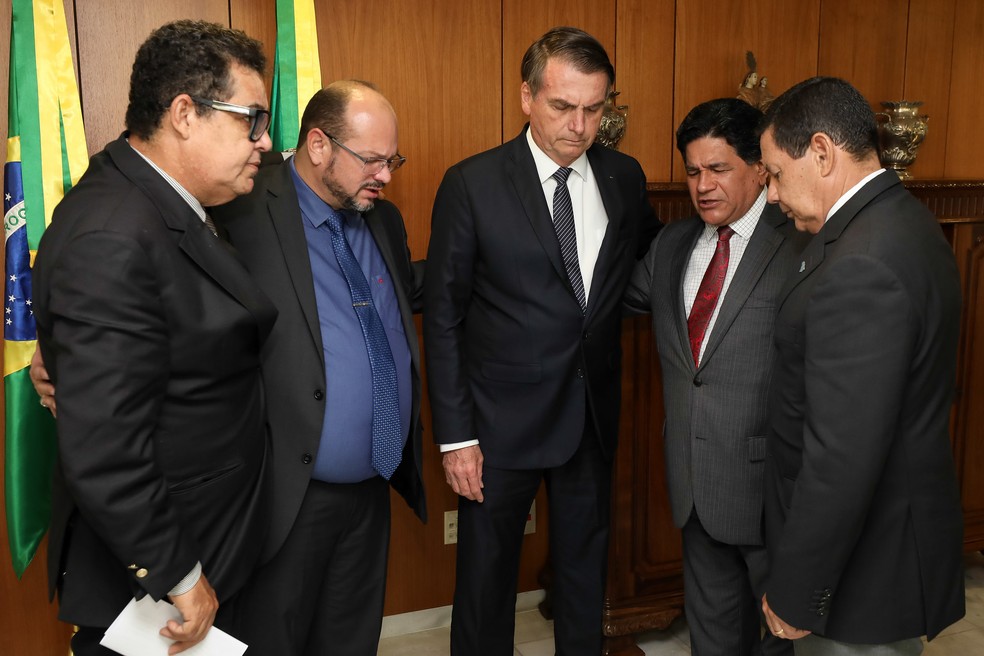 Bolsonaro e o vice Hamilton Mourão durante encontro com pastores, entre os quais Gilmar dos Santos (penúltimo, da esq. para a dir.) — Foto: Marcos Corrêa/PR
