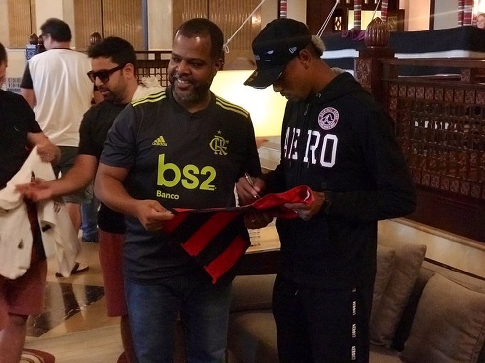 Liberado ap&oacute;s treino regenerativo no hotel, Bruno Henrique atendeu torcedores &mdash; Foto: Cah&ecirc; Mota