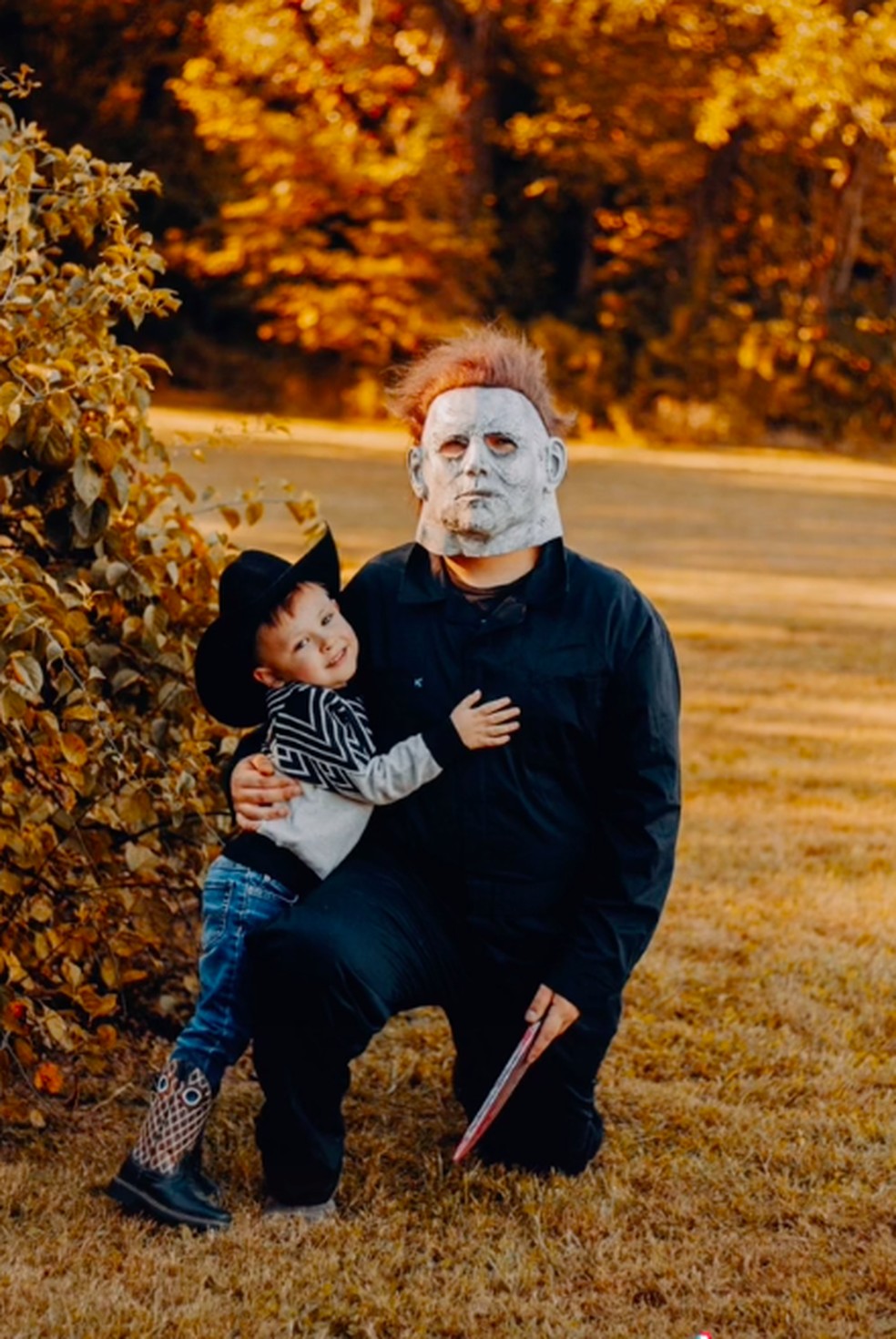 Criança não se assusta com o pai fantasiado de monstro no Halloween dos EUA — Foto: Reprodução/TikTok