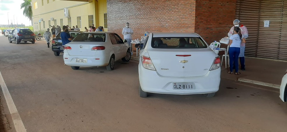 Semsa faz testagem em drive- thru na capital acreana — Foto: Aldo França/Rede Amazônica Acre