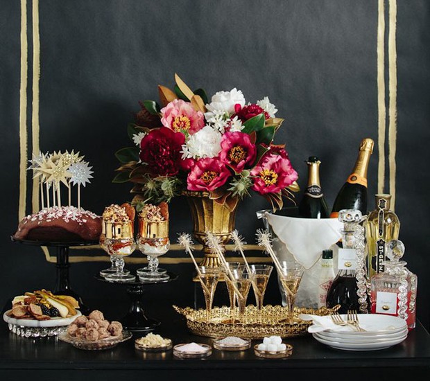 Ótima ideia para as festas de fim de ano: um fundo preto e cores elegantes, como o dourado e branco, dão sofisticação à estação de bebidas. Complete o decór com um lindo arranjo de flores.  (Foto: Reprodução/Pinterest)