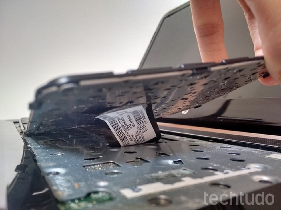 Remoção do teclado do notebook exige cuidado. — Foto: Raquel Freire/TechTudo