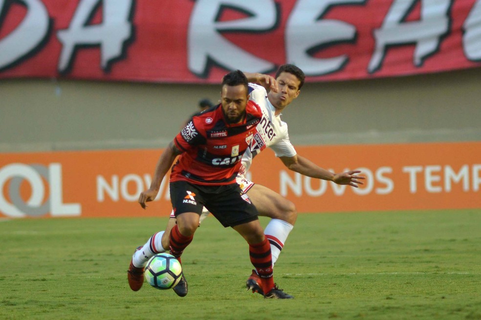 Hernanes dá o combate: Profeta é o melhor jogador nessa ascensão do São Paulo (Foto: Carlos Costa / Futura Press)