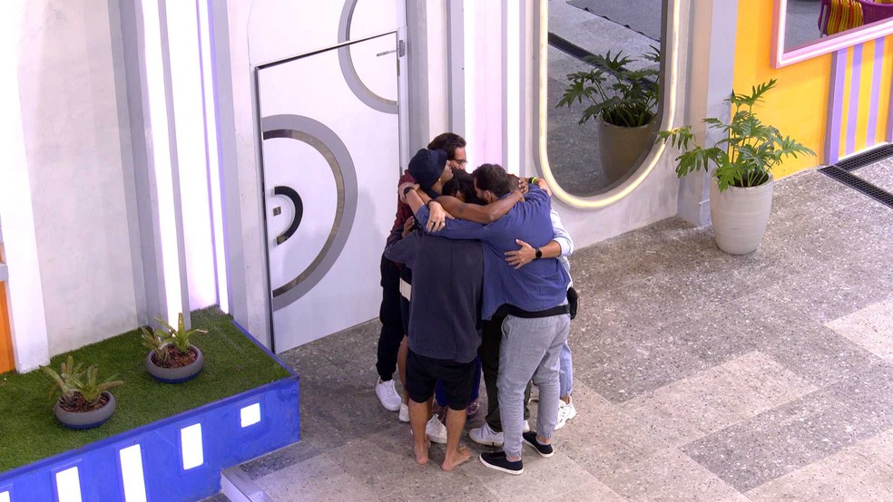 BBB 22: Brothers abraçam a agora ex-sister  — Foto: Globo