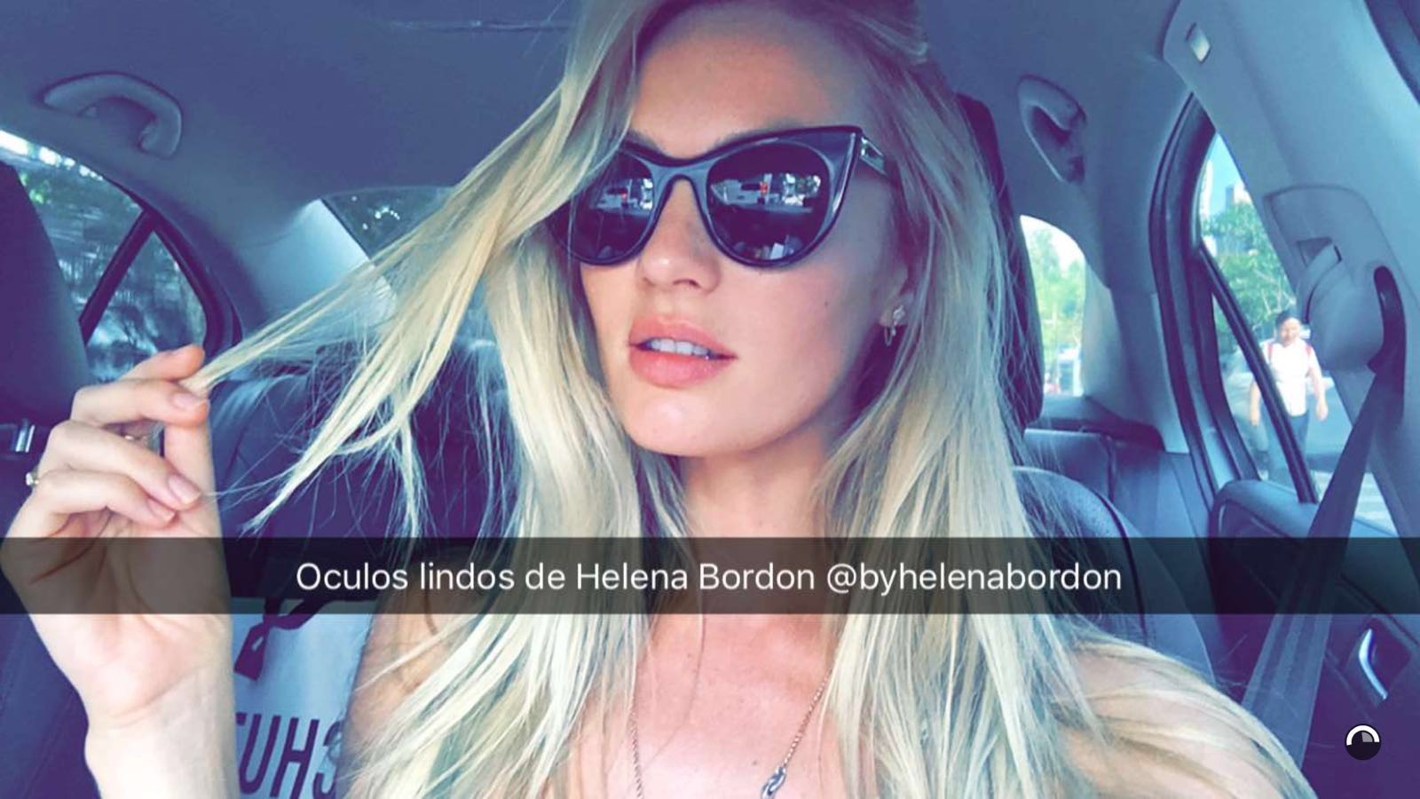 Candice com óculos By Helena Bordon (Foto: Reprodução/ Snapchat)