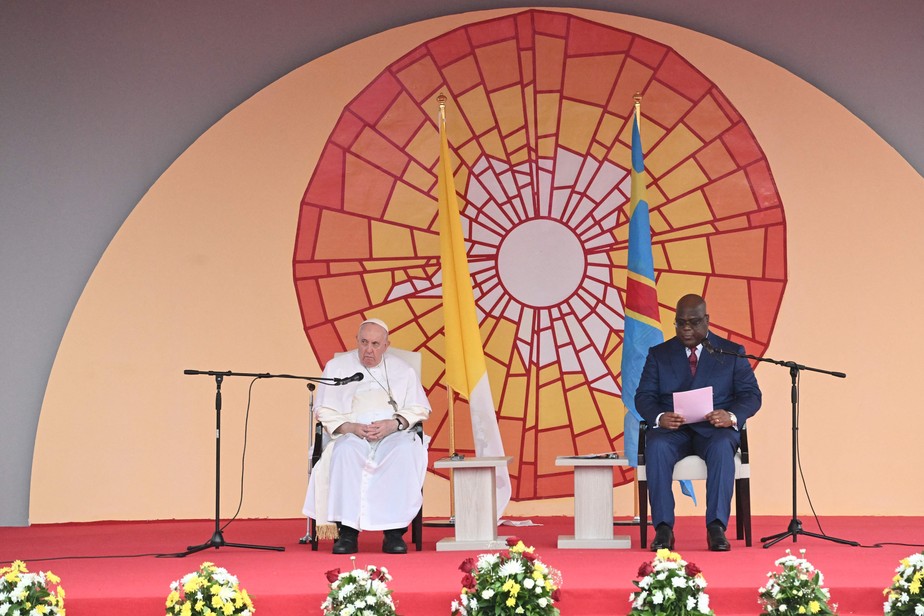 Papa Francisco e Felix Tshisekedi, presidente da RDC, discursam no Palácio da Nação em Kinshasa