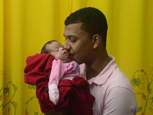Emanuelly com o pai, Dieyzo, em casa, na Serra (Foto: Ricardo Medeiros/ A Gazeta)