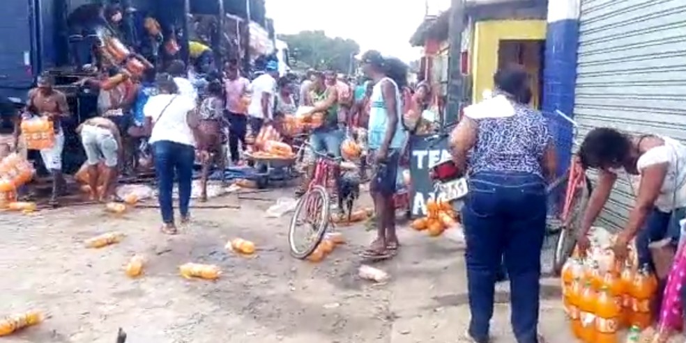 Resultado de imagem para Carreta que transportava refrigerante é saqueada por populares na BR-324