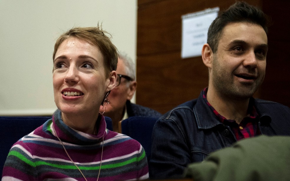 Audrey Mash e seu marido Rohan Schoeman em coletiva de imprensa no hospital Vall d'Hebron, em Barcelona, em 5 de dezembro de 2019. — Foto: Stringer/Reuters