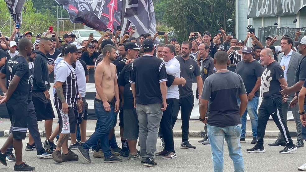 Luxemburgo, técnico do Corinthians, vai até os torcedores no protesto — Foto: Marcelo Braga
