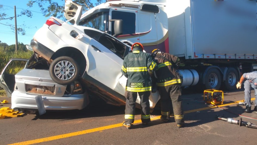 Acidente entre três veículos ocorreu em Parapuã — Foto: Cristiano Nascimento/FM Metrópole/Cedida