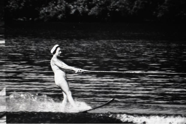 A princesa Margareth praticando o mesmo esporte aquático, em julho de 1964 (Foto: Ray Bellisario/Rex Feature/Glow Images)