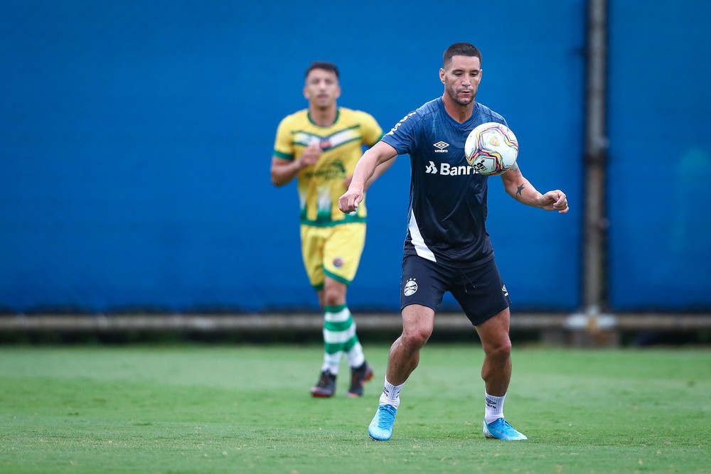 Thiago Neves é ausência em treino e passa por exames na coxa; veja sua situação para a decisão